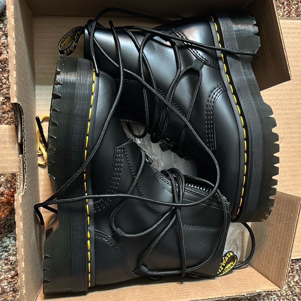 BRAND NEW DOC MARTENS SZ 6
